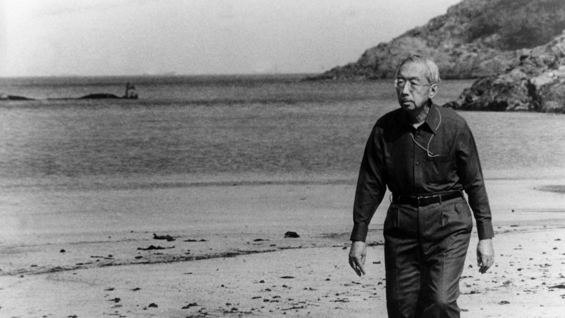 Der japanische Kaiser Hirohito im Januar 1981 am Strand Nahe der kaiserlichen Villa Suzaki in Shimoda in der Präfektur Shizuoka. Der japanische Kaiser Hirohito im Januar 1981 am Strand Nahe der kaiserlichen Villa Suzaki in Shimoda in der Präfektur Shizuoka.
