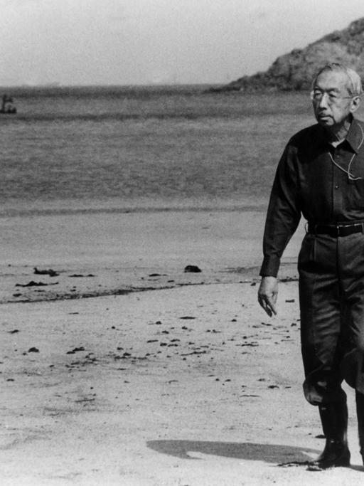 Der japanische Kaiser Hirohito im Januar 1981 am Strand Nahe der kaiserlichen Villa Suzaki in Shimoda in der Präfektur Shizuoka.