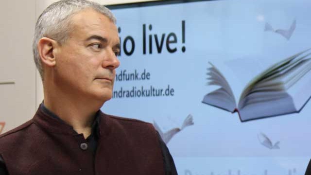 Die Autoren Annette Pehnt "Briefe an Charley" und Ilija Trojanow "Macht und Widerstand" zusammen mit Moderator Joachim Scholl auf unserer Deutschlandradiobühne bei der Frankfurter Buchmesse 2015. 