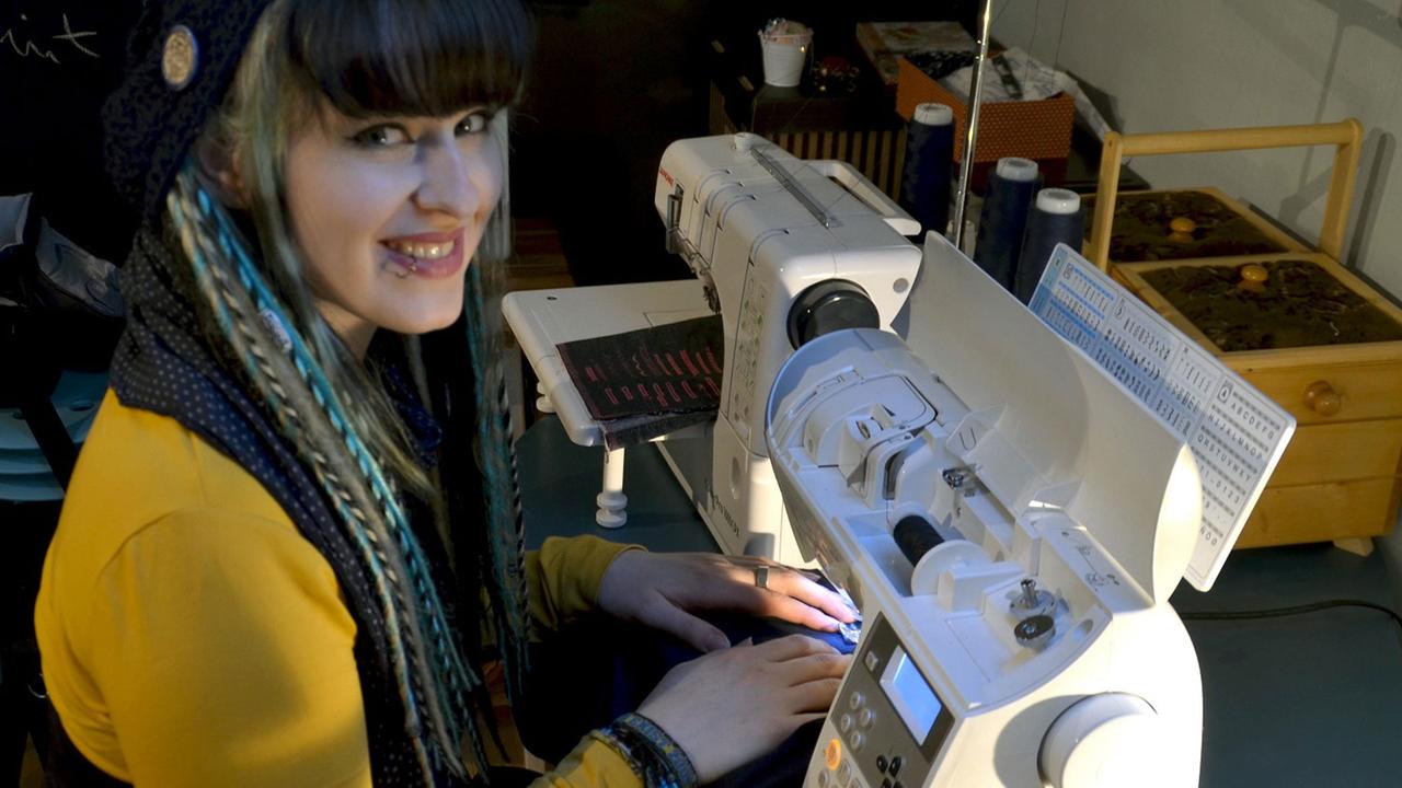 Die Designerin Sarah Gwiszcz an der Nähmaschine Die Designerin Sarah Gwiszcz an der Nähmaschine