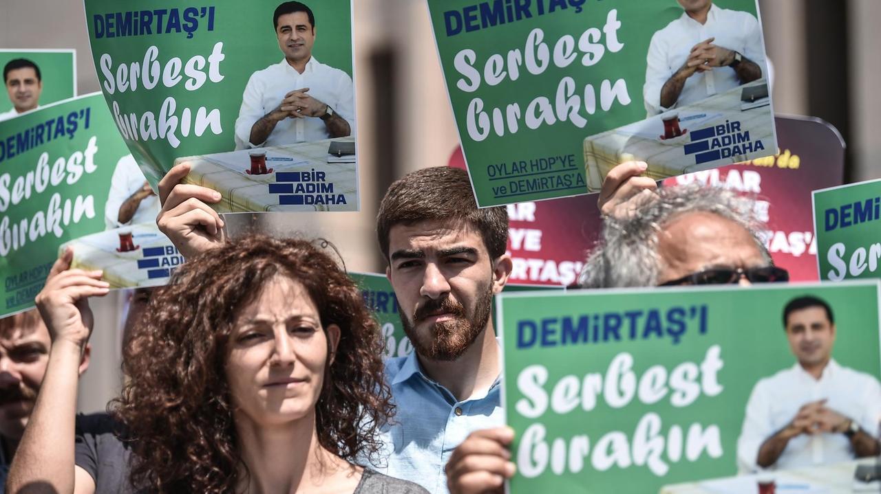 Untersützer der prokurdischen Partei HDP halten Plakate mit dem Gesicht des Politikers Selahatiin Demirtas in die Höhe.
Untersützer der prokurdischen Partei HDP halten Plakate mit dem Gesicht des Politikers Selahatiin Demirtas in die Höhe.