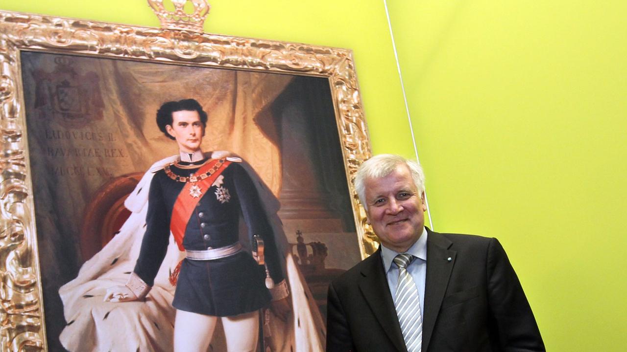 Bundesratspräsident Horst Seehofer eröffnet am 11.05.2012 im Bundesrat in Berlin die Wanderausstellung "Götterdämmerung - König Ludwig II. und seine Zeit". Die Ausstellung ist im Rahmen der bayerischen Bundesratspräsidentschaft am Tag der offenen Tür des Bundesrats am 12. Mai 2012 zu sehen. Foto: Wolfgang Kumm dpa/lbn Bundesratspräsident Horst Seehofer eröffnet am 11.05.2012 im Bundesrat in Berlin die Wanderausstellung "Götterdämmerung - König Ludwig II. und seine Zeit". Die Ausstellung ist im Rahmen der bayerischen Bundesratspräsidentschaft am Tag der offenen Tür des Bundesrats am 12. Mai 2012 zu sehen. Foto: Wolfgang Kumm dpa/lbn