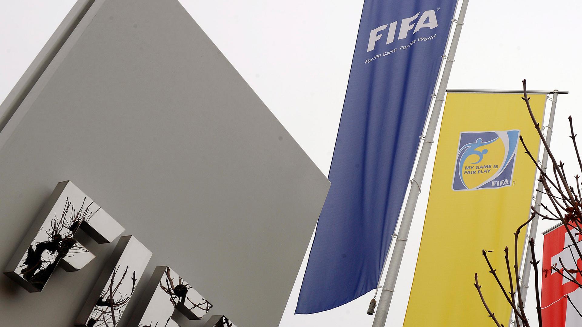 Das FIFA-Logo der Zentrale in Zürich/Schweiz. Das FIFA-Logo der Zentrale in Zürich/Schweiz.