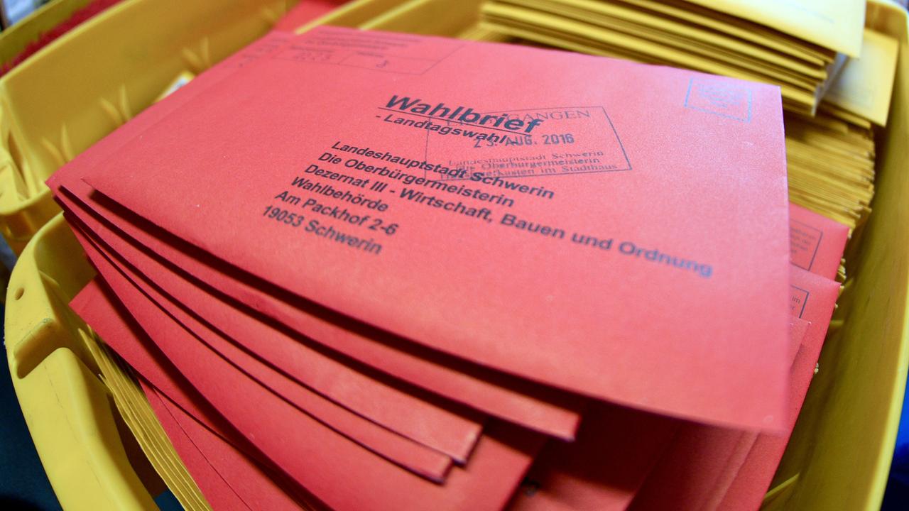 Briefwahlunterlagen im Schweriner Stadthaus für die Wahl in Mecklenburg-Vorpommern am 4.9.2016