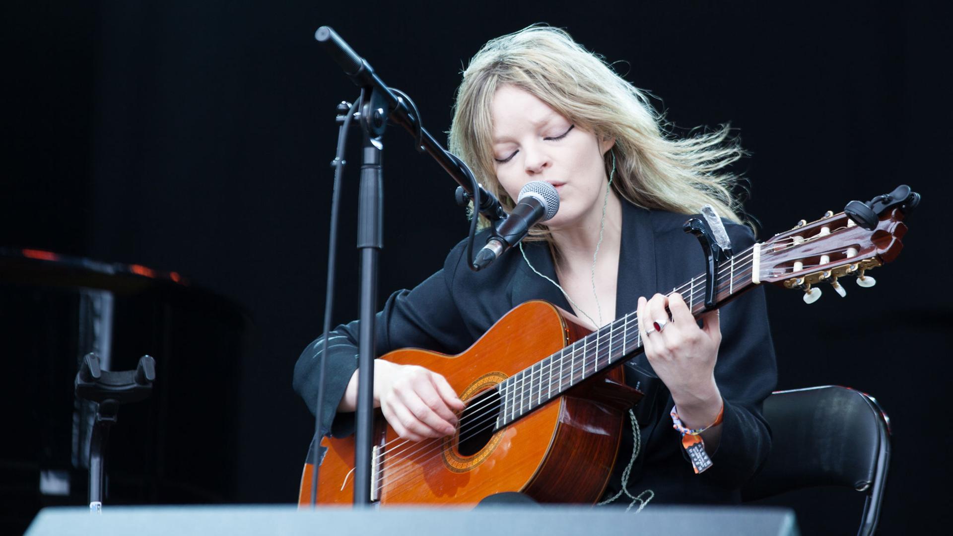 Die Musikerin Jessica Pratt auf dem "Green Man Festival" im August 2017 in Wales. Die Musikerin Jessica Pratt auf dem "Green Man Festival" im August 2017 in Wales.