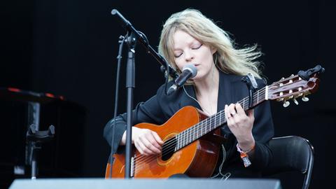 Die Musikerin Jessica Pratt auf dem "Green Man Festival" im August 2017 in Wales.