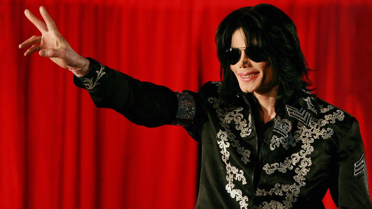 US-Popstar Michael Jackson grüßt auf einer Pressekonferenz in der Londoner O2-Arena im März 2009. US-Popstar Michael Jackson grüßt auf einer Pressekonferenz in der Londoner O2-Arena im März 2009.