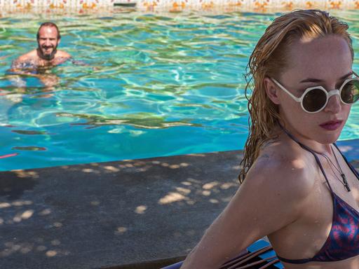 Penelope (Dakota Johnson) und Harry (Ralph Fiennes) in einer Filmszene von "A Bigger Splash" von Luca Guadagnino