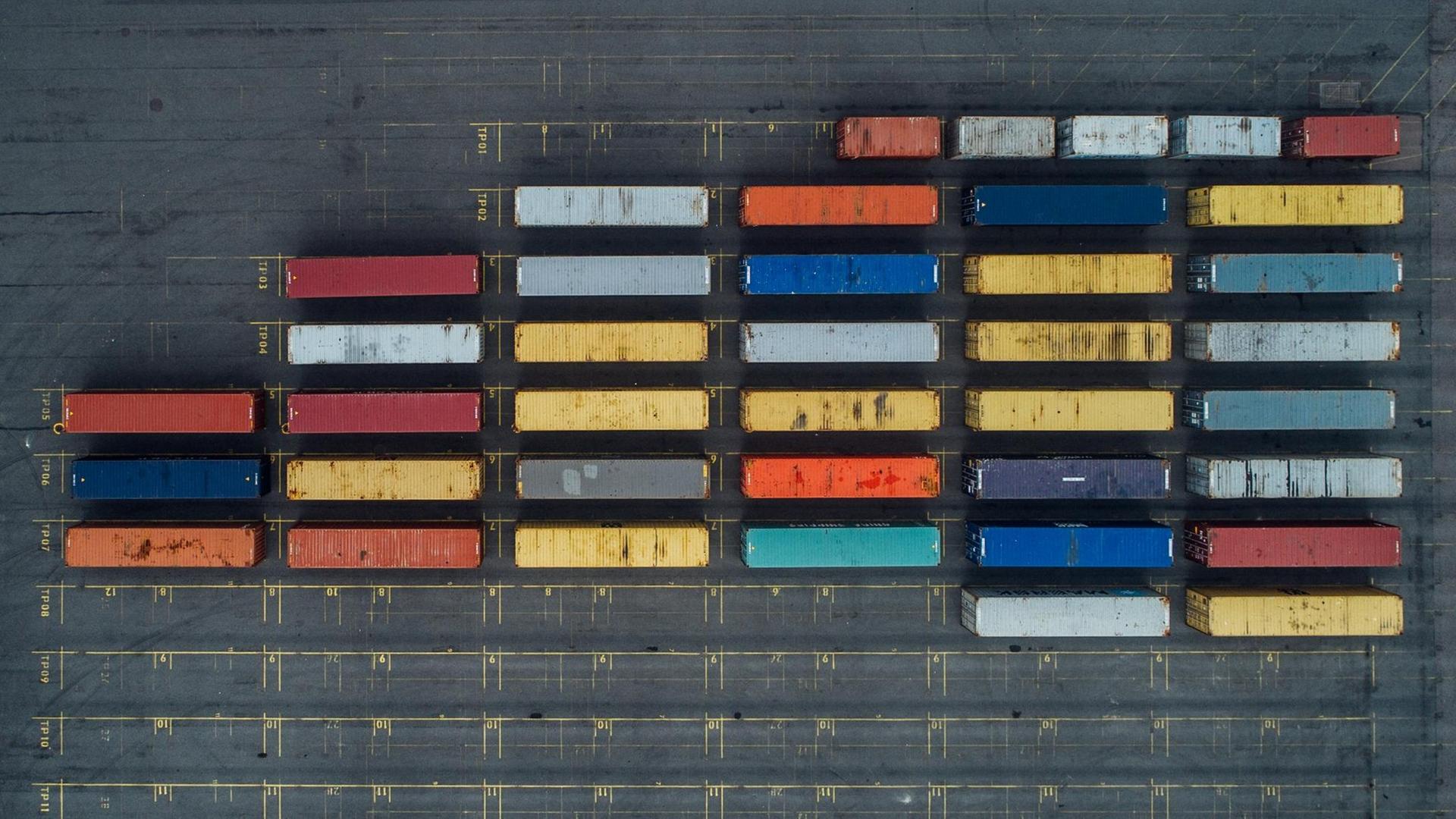 Bunte Container an einem Abstellplatz von oben fotografiert, einige Abstellplätze sind frei. Bunte Container an einem Abstellplatz von oben fotografiert, einige Abstellplätze sind frei.