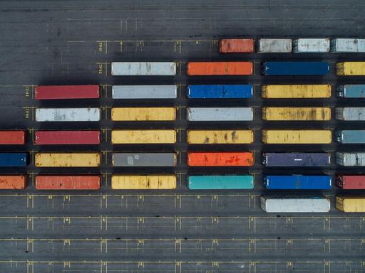 Bunte Container an einem Abstellplatz von oben fotografiert, einige Abstellplätze sind frei.