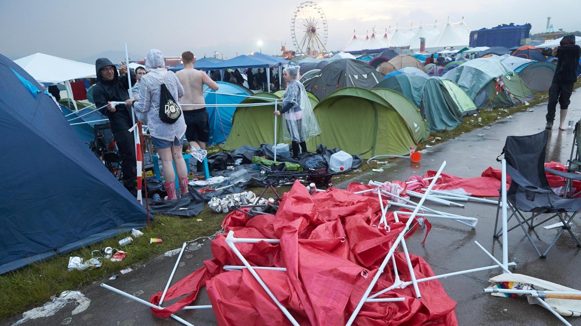 Bei einem Gewitter sind am 03.06.2016 beim Festival «Rock am Ring» zahlreiche Zelte zu Bruch gegangen. Foto: Thomas Frey/dpa (zu dpa «Erneut heftige Unwetter - Blitz schlägt bei «Rock am Ring» ein» vom 03.06.2016) | Bei einem Gewitter sind am 03.06.2016 beim Festival «Rock am Ring» zahlreiche Zelte zu Bruch gegangen. Foto: Thomas Frey/dpa (zu dpa «Erneut heftige Unwetter - Blitz schlägt bei «Rock am Ring» ein» vom 03.06.2016) |