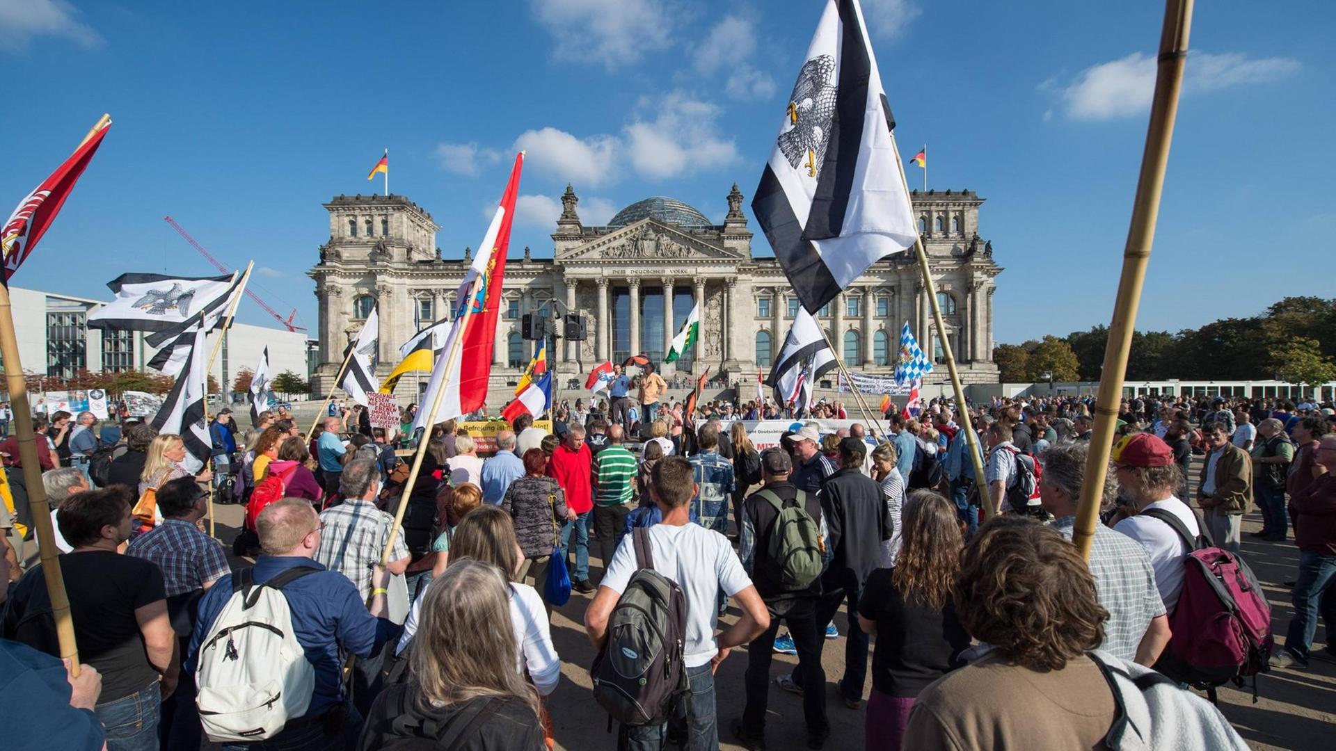 "Reichsbürger" demonstrieren am 3. Oktober 2014 vor dem Reichstag . "Reichsbürger" demonstrieren am 3. Oktober 2014 vor dem Reichstag .
