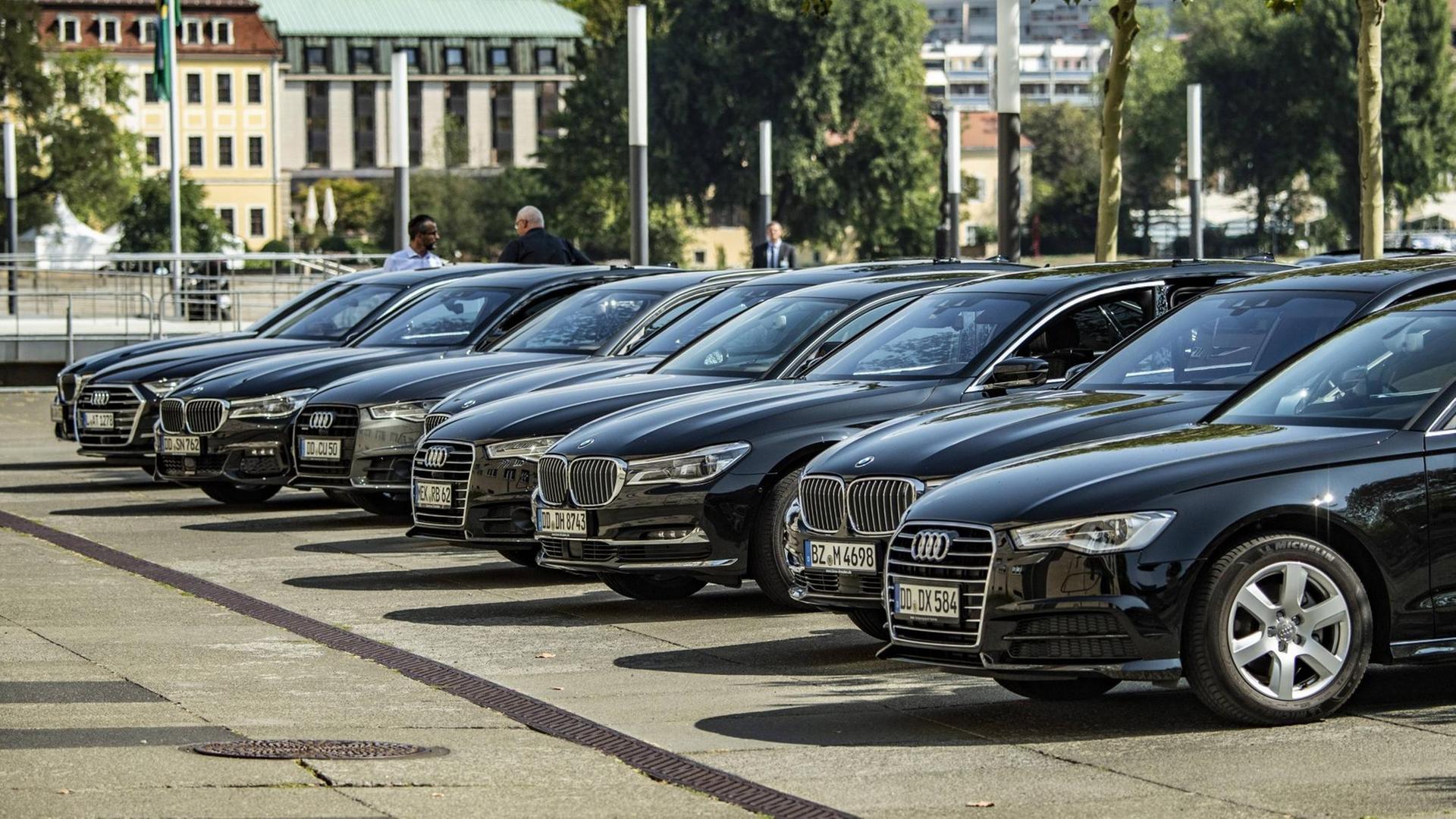 Mehrere Dienstwagen stehen in einer Reihe vopr dem Landtag in Dresden Mehrere Dienstwagen stehen in einer Reihe vopr dem Landtag in Dresden