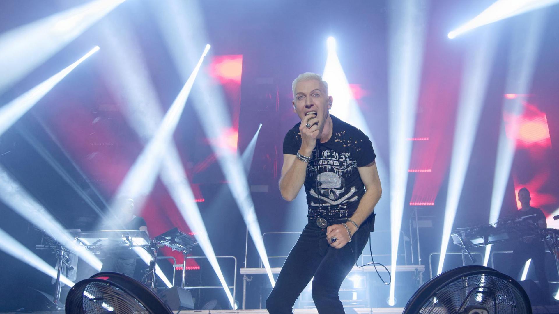 Sänger H.P. Baxxter von der Band "Scooter" steht am 1. Mai 2019 beim Konzert zum Auftakt des Musikfestival "c/o pop" im Palladium in Köln auf der Bühne. Sänger H.P. Baxxter von der Band "Scooter" steht am 1. Mai 2019 beim Konzert zum Auftakt des Musikfestival "c/o pop" im Palladium in Köln auf der Bühne.
