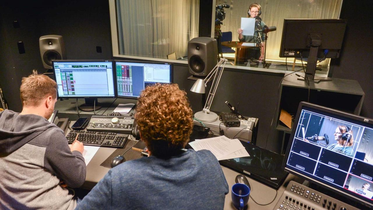 Studenten der ev. Journalistenschule Berlin im Tonstudio. Studenten der ev. Journalistenschule Berlin im Tonstudio.