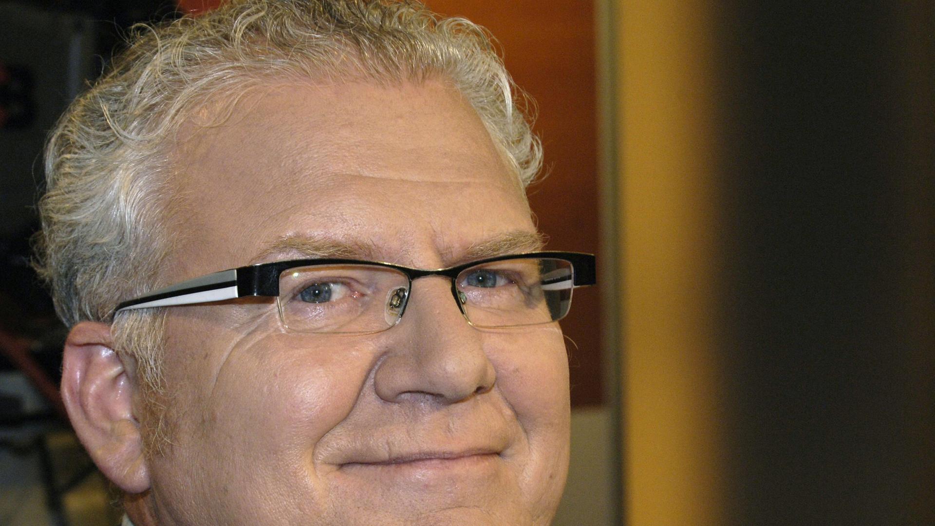 Bartholomäus Grill, ehemaliger Afrika-Korrespondent "Die Zeit", Berater des Bundespräsidenten, aufgenommen am 09.05.2008 in den Berliner Union Filmstudios während der Aufzeichnung der ZDF-Talksendung "Nachtstudio" zum Thema "Passion Afrika". Bartholomäus Grill, ehemaliger Afrika-Korrespondent "Die Zeit", Berater des Bundespräsidenten, aufgenommen am 09.05.2008 in den Berliner Union Filmstudios während der Aufzeichnung der ZDF-Talksendung "Nachtstudio" zum Thema "Passion Afrika".