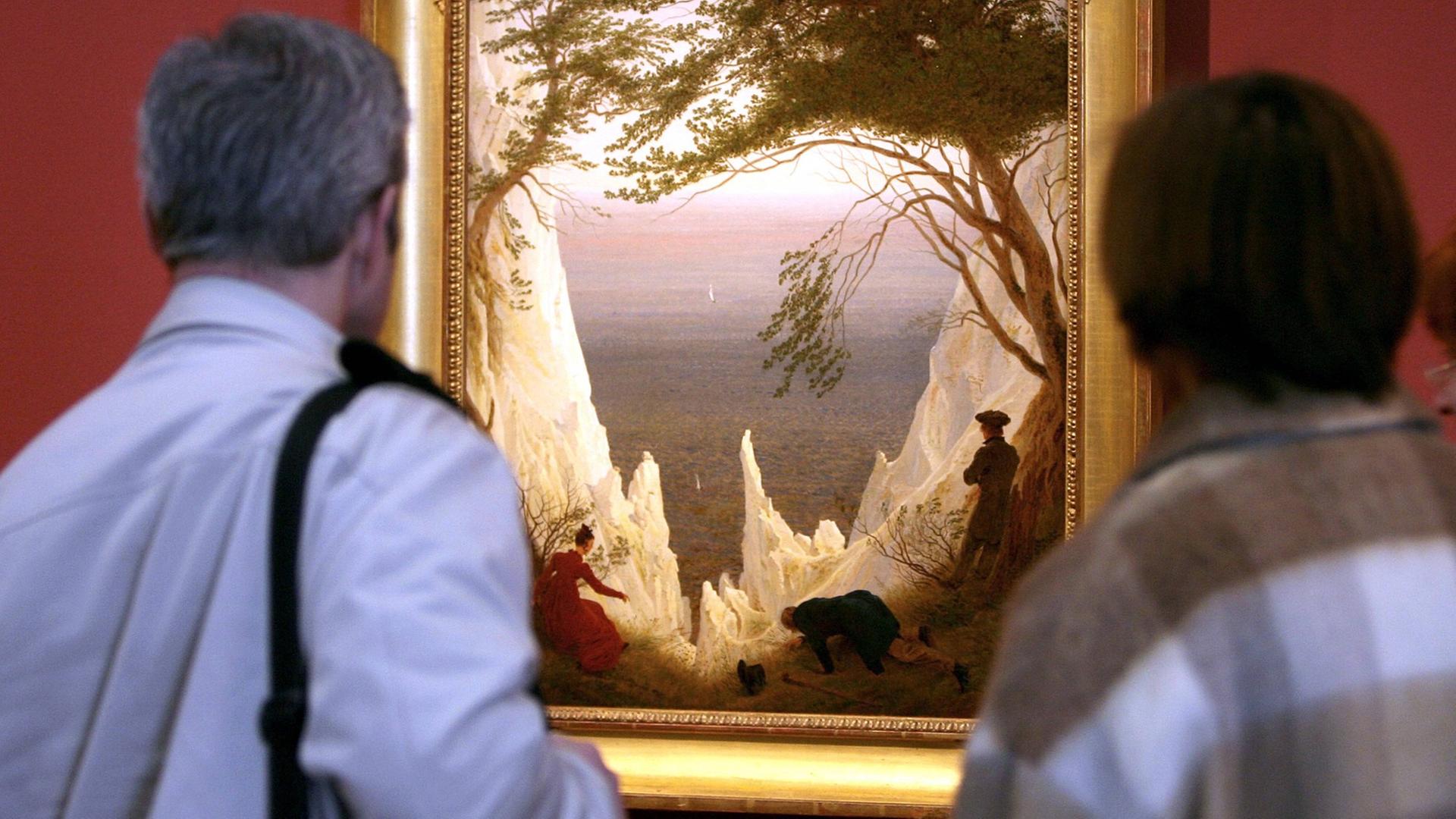 Besucher betrachten das Gemälde "Kreidefelsen auf Rügen" von Caspar David Friedrich während der Ausstellung "Die Erfindung der Romantik" im Museum Folkwang in Essen. Besucher betrachten das Gemälde "Kreidefelsen auf Rügen" von Caspar David Friedrich während der Ausstellung "Die Erfindung der Romantik" im Museum Folkwang in Essen.