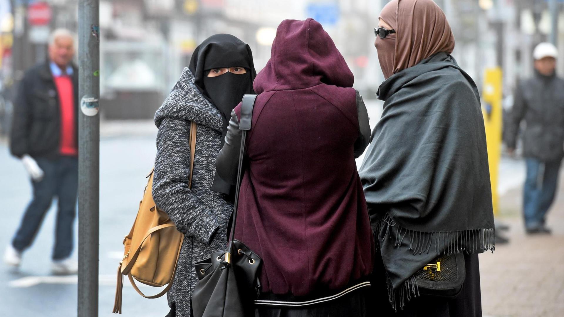 Drei vollverschleierte Frauen stehen am 20.10.2016 zum Prozessauftakt gegen Safia S. vor dem Oberlandesgericht in Celle (Niedersachsen), in dem sich die inzwischen 16-jährige IS-Sympathisantin Safia S. nach einer Messerattacke auf einen Polizisten wegen versuchten Mordes und Unterstützung der Terrormiliz IS verantworten muss. Drei vollverschleierte Frauen stehen am 20.10.2016 zum Prozessauftakt gegen Safia S. vor dem Oberlandesgericht in Celle (Niedersachsen), in dem sich die inzwischen 16-jährige IS-Sympathisantin Safia S. nach einer Messerattacke auf einen Polizisten wegen versuchten Mordes und Unterstützung der Terrormiliz IS verantworten muss.