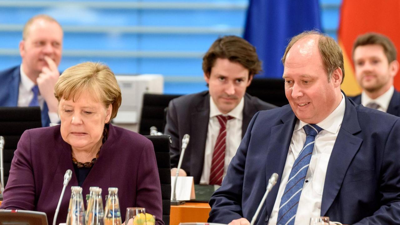 Bundeskanzlerin Angela Merkel und Helge Braun anlässlich der gemeinsamen Sitzung von Bundeskanzlerin Merkel mit den Ministerpräsidenten der Bundesländer im Berliner Bundeskanzleramt.