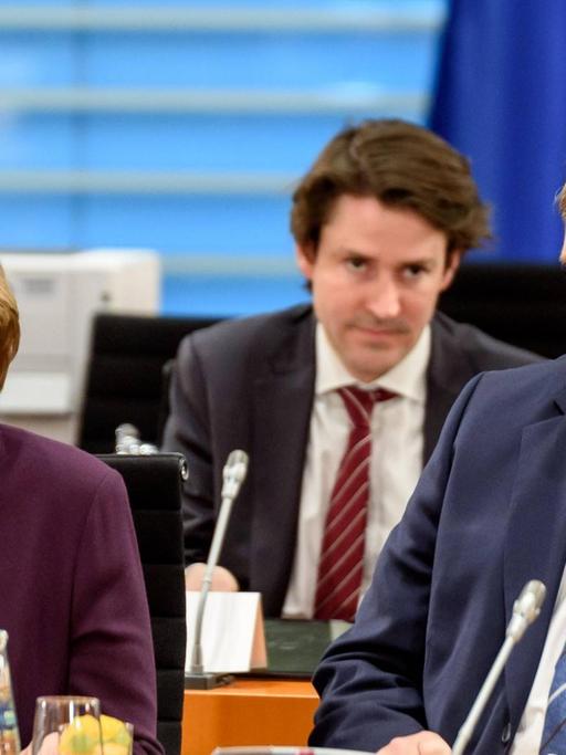 Bundeskanzlerin Angela Merkel und Helge Braun anlässlich der gemeinsamen Sitzung von Bundeskanzlerin Merkel mit den Ministerpräsidenten der Bundesländer im Berliner Bundeskanzleramt.