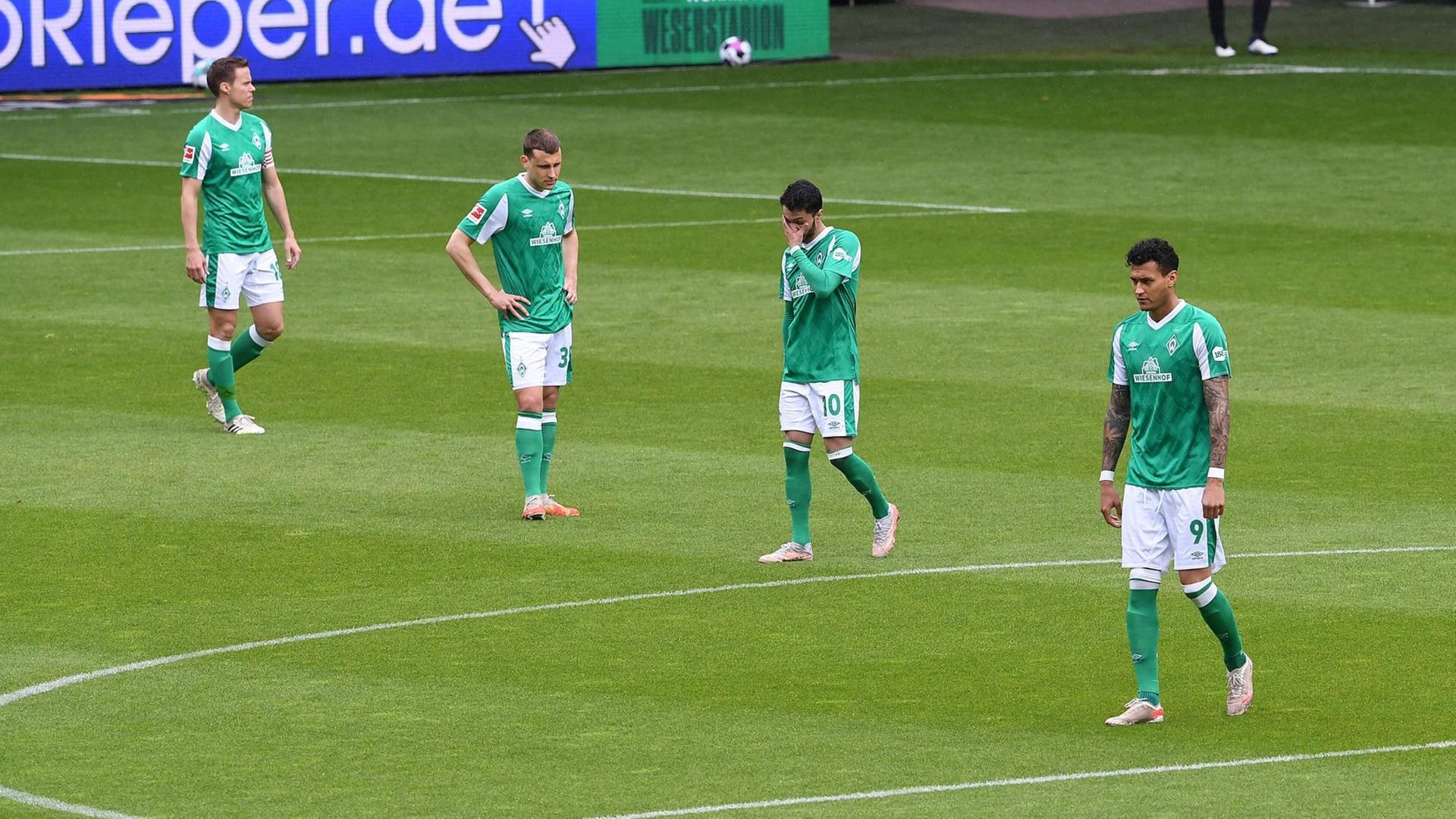Fussball 1. Bundesliga Saison 2020/2021 34. Spieltag SV Werder Bremen - Borussia Moenchengladbach 15.05.2021 Niklas Moisander, Maximilian Eggestein und Davie Selke v.l., alle SV Werder Bremen *** Football 1 Bundesliga Season 2020 2021 34 Matchday SV Werder Bremen Borussia Moenchengladbach 15 05 2021 Niklas Moisander, Maximilian Eggestein and Davie Selke v l , all SV Werder Bremen. Fussball 1. Bundesliga Saison 2020/2021 34. Spieltag SV Werder Bremen - Borussia Moenchengladbach 15.05.2021 Niklas Moisander, Maximilian Eggestein und Davie Selke v.l., alle SV Werder Bremen *** Football 1 Bundesliga Season 2020 2021 34 Matchday SV Werder Bremen Borussia Moenchengladbach 15 05 2021 Niklas Moisander, Maximilian Eggestein and Davie Selke v l , all SV Werder Bremen.