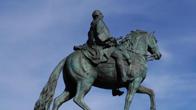 Das Denkmal von König Karl III. auf der Puerta del Sol in Madrid.