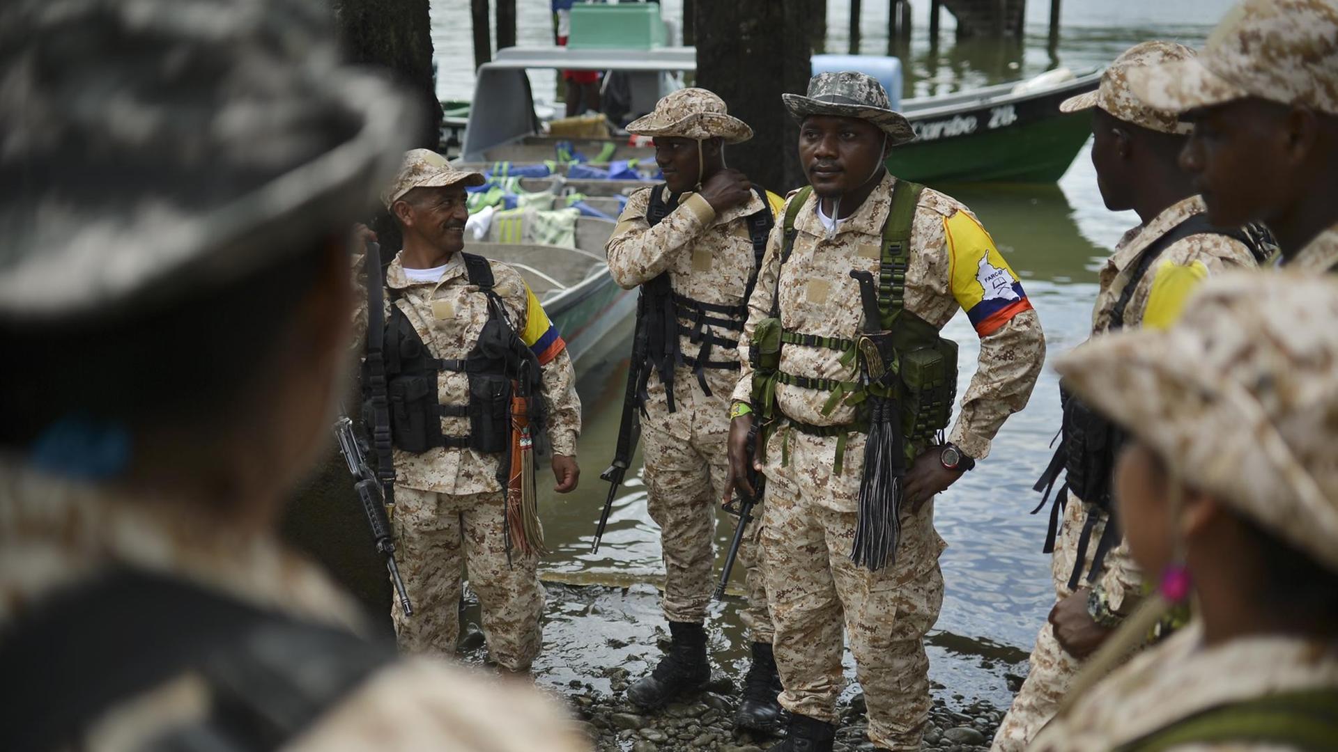 Mehrere Mitglieder der FARC-Guerilla in Kolumbien machen sich auf den Weg in von der UNO überwachte Zonen, wo sie ihre Waffen abgeben sollen. Mehrere Mitglieder der FARC-Guerilla in Kolumbien machen sich auf den Weg in von der UNO überwachte Zonen, wo sie ihre Waffen abgeben sollen.