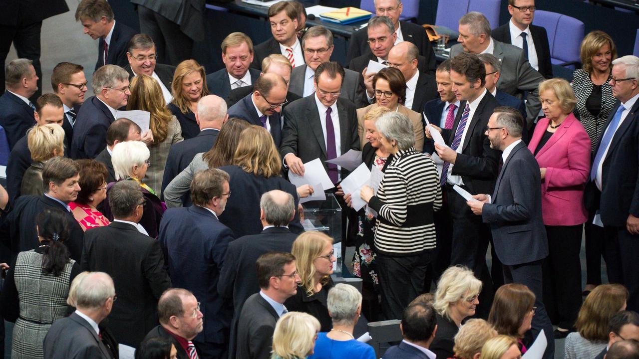 Bundestagsabgeordnete werfen am 06.11.2015 im Bundestag in Berlin bei der ersten Abstimmung über die Anträge zur Sterbehilfe ihre Stimmzettel in eine Urne. Bundestagsabgeordnete werfen am 06.11.2015 im Bundestag in Berlin bei der ersten Abstimmung über die Anträge zur Sterbehilfe ihre Stimmzettel in eine Urne.