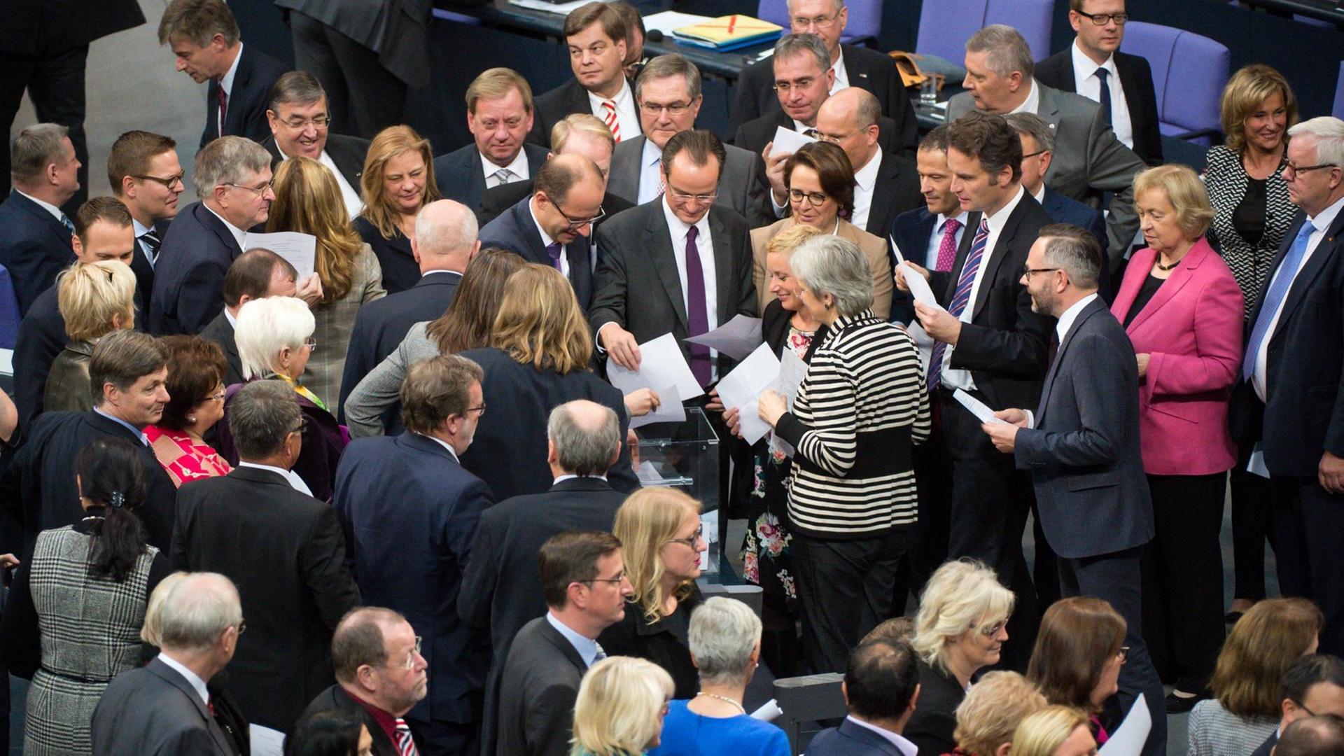Bundestagsabgeordnete werfen am 06.11.2015 im Bundestag in Berlin bei der ersten Abstimmung über die Anträge zur Sterbehilfe ihre Stimmzettel in eine Urne. Bundestagsabgeordnete werfen am 06.11.2015 im Bundestag in Berlin bei der ersten Abstimmung über die Anträge zur Sterbehilfe ihre Stimmzettel in eine Urne.