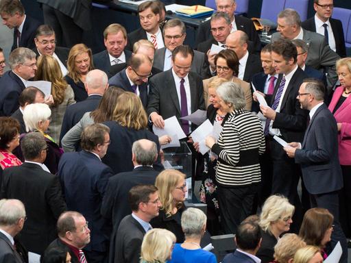 Bundestagsabgeordnete werfen am 06.11.2015 im Bundestag in Berlin bei der ersten Abstimmung über die Anträge zur Sterbehilfe ihre Stimmzettel in eine Urne.