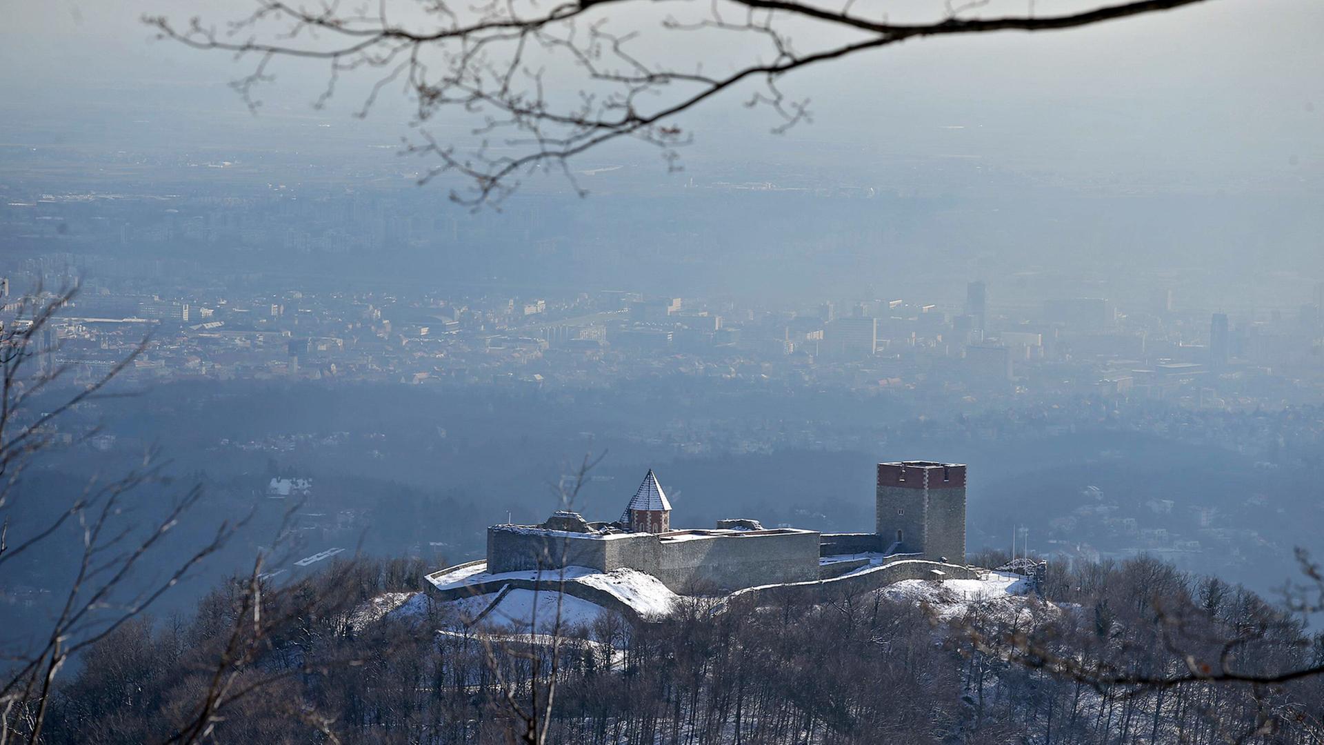 Blick auf die Burg Medvedgrad über der Stadt Zagreb in Kroatien. Blick auf die Burg Medvedgrad über der Stadt Zagreb in Kroatien.