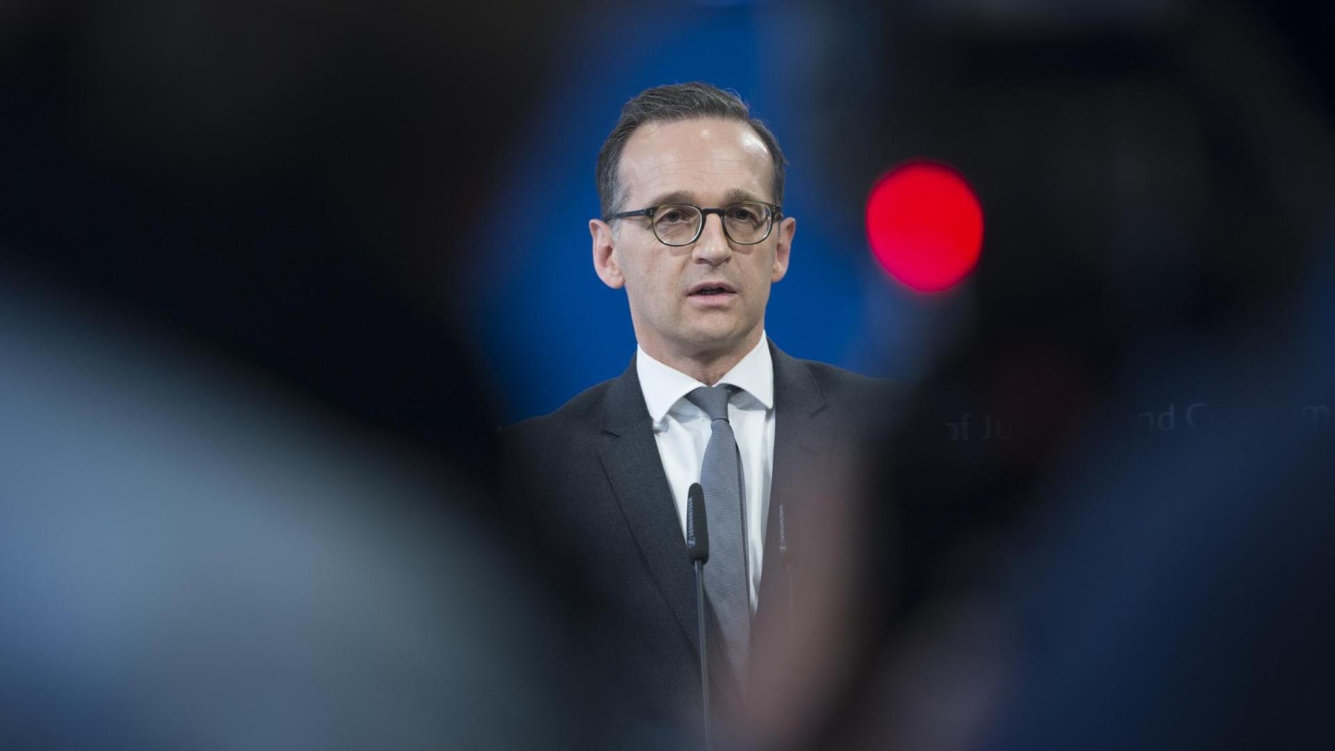 Bundesjustizminister Heiko Maas (SPD) äußert sich am 05.04.2017 in Berlin bei einem Pressegespräch zu den Entscheidungen des Kabinetts zu den Themen Kinderehen und Hasskommentare im Internet. Bundesjustizminister Heiko Maas (SPD) äußert sich am 05.04.2017 in Berlin bei einem Pressegespräch zu den Entscheidungen des Kabinetts zu den Themen Kinderehen und Hasskommentare im Internet.