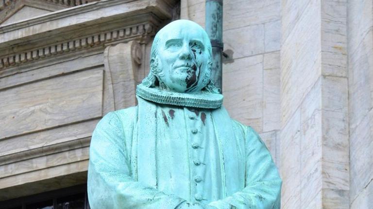Eine Statue des Bischofs, Autors, Philosophen und Historikers Frederik Severin Grundtvig (1783 1872) in Kopenhagen. Eine Statue des Bischofs, Autors, Philosophen und Historikers Frederik Severin Grundtvig (1783 1872) in Kopenhagen.