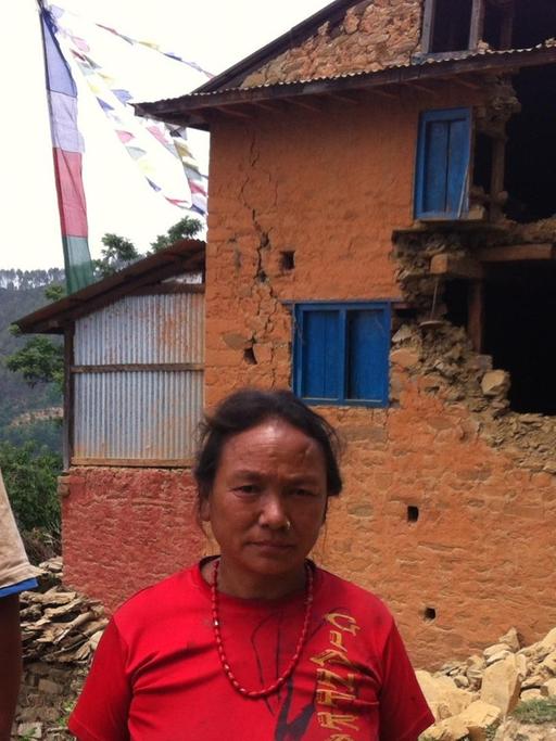 Die Dorfbewohner Dorji Lama und seine Frau Srimaya vor ihrem Haus, das bei dem Nachbeben im nepalesischen Irkhu am vergangenen Dienstag schwer beschädigt wurde