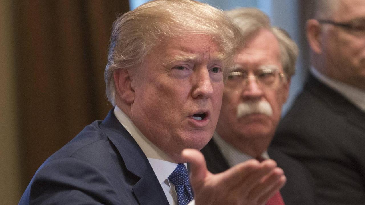 US-Präsident Donald Trump spricht mit erhobener Hand US-Präsident Donald Trump spricht mit erhobener Hand