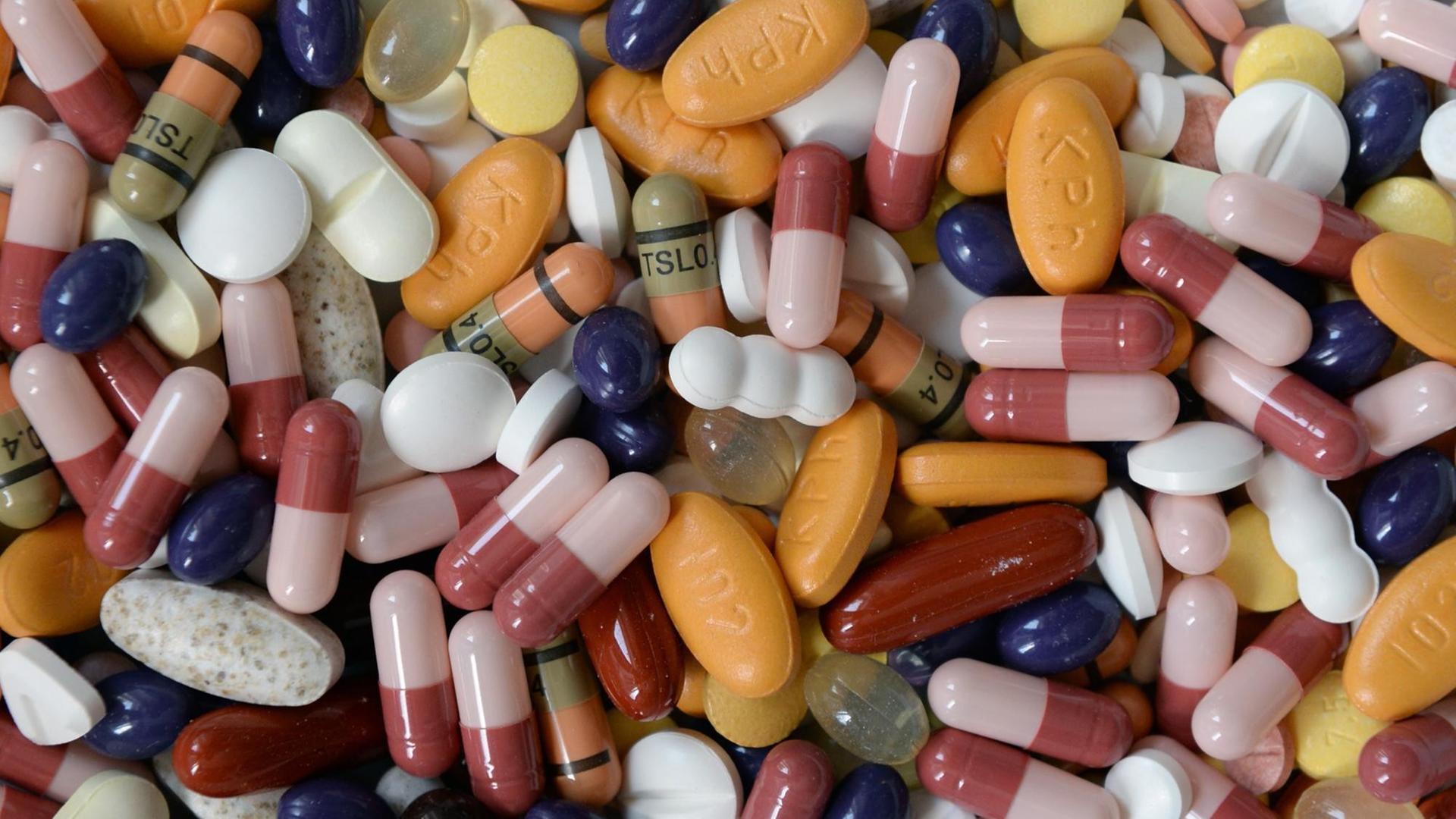 Ein Haufen bunter Tabletten und Pillen Ein Haufen bunter Tabletten und Pillen