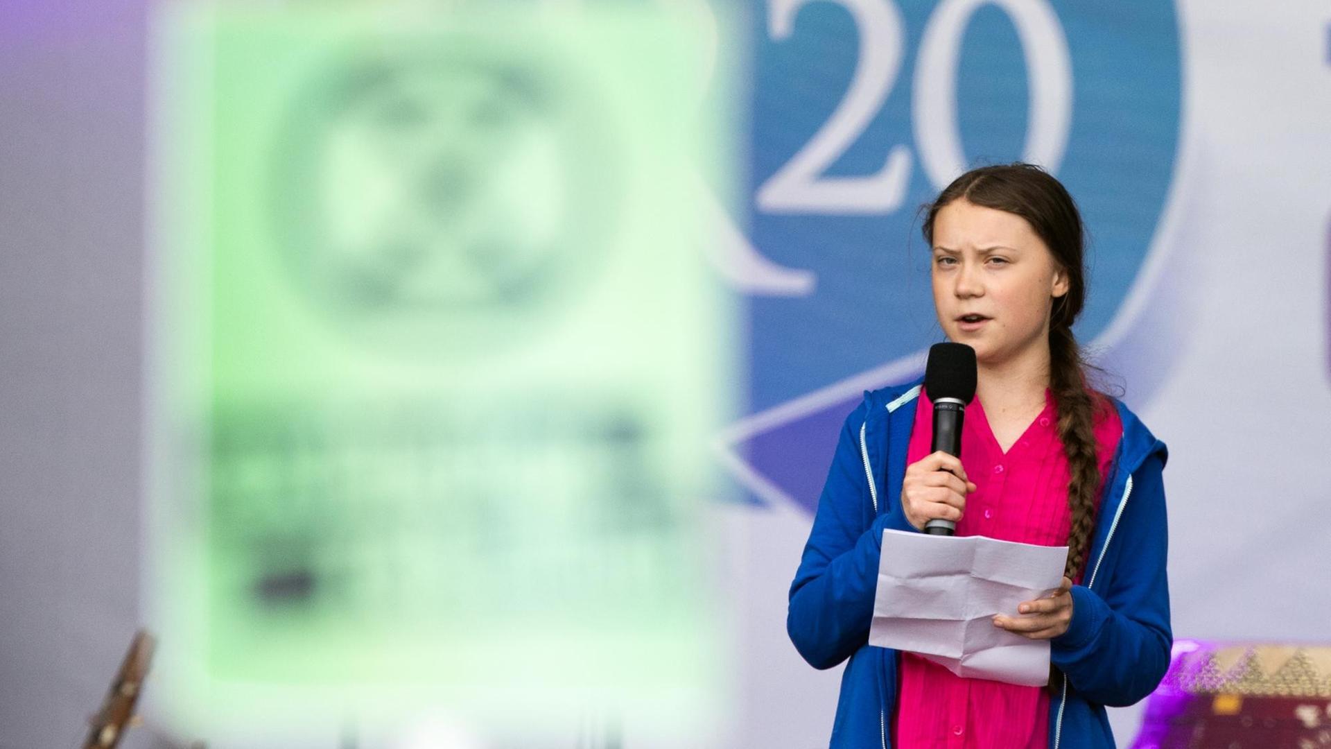 Die schwedische Klimaaktivistin Greta Thunberg spricht bei einer Klimakonferenz der NGO "R20" in Wien.
