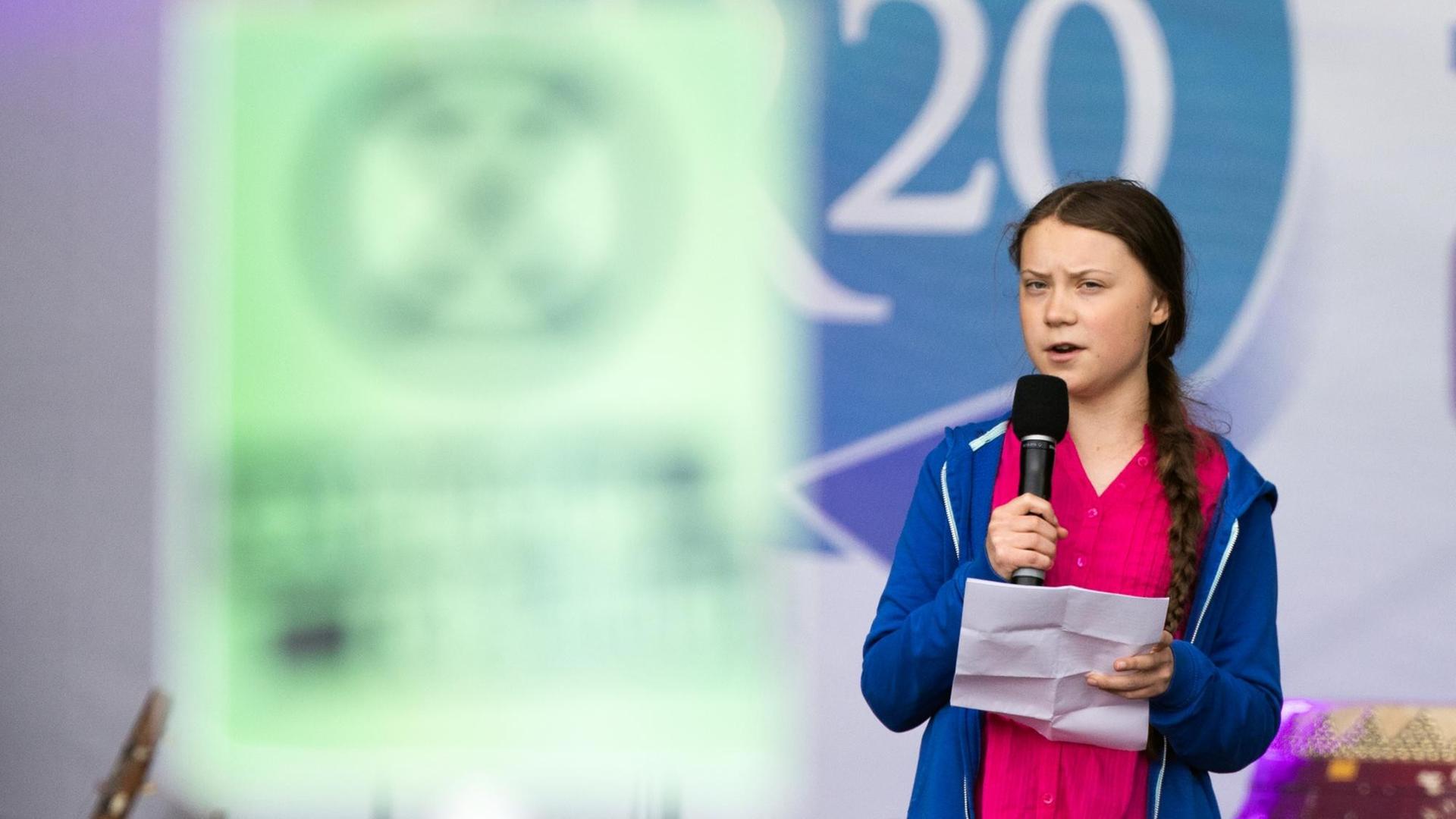 Die schwedische Klimaaktivistin Greta Thunberg spricht bei einer Klimakonferenz der NGO "R20" in Wien. Die schwedische Klimaaktivistin Greta Thunberg spricht bei einer Klimakonferenz der NGO "R20" in Wien.