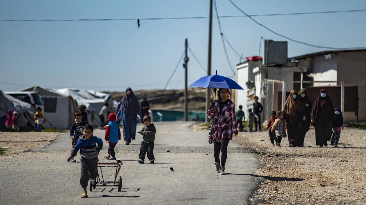 Frauen mit Kindern im Camp Roj, in dem Angehörige von Personen festgehalten werden, die verdächtigt werden, der Gruppe Islamischer Staat (IS) anzugehören. 