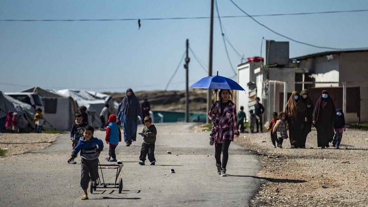 Frauen mit Kindern im Camp Roj, in dem Angehörige von Personen festgehalten werden, die verdächtigt werden, der Gruppe Islamischer Staat (IS) anzugehören. Frauen mit Kindern im Camp Roj, in dem Angehörige von Personen festgehalten werden, die verdächtigt werden, der Gruppe Islamischer Staat (IS) anzugehören.