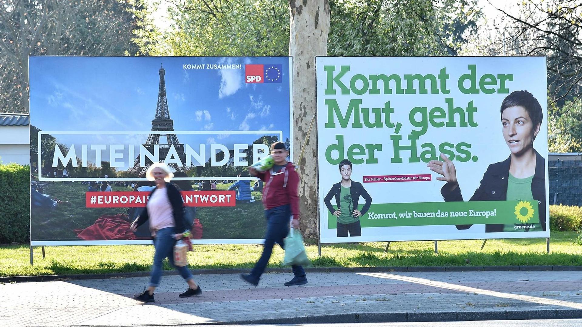 Ein Wahlplakat der Sozialdemokratische Partei Deutschlands ( SPD ) links und ein Wahlplakat des BÜNDNIS 90/DIE GRÜNEN ( GRÜNE ) rechts im Bild. Ein Wahlplakat der Sozialdemokratische Partei Deutschlands ( SPD ) links und ein Wahlplakat des BÜNDNIS 90/DIE GRÜNEN ( GRÜNE ) rechts im Bild.