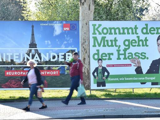 Ein Wahlplakat der Sozialdemokratische Partei Deutschlands ( SPD ) links und ein Wahlplakat des BÜNDNIS 90/DIE GRÜNEN ( GRÜNE ) rechts im Bild.