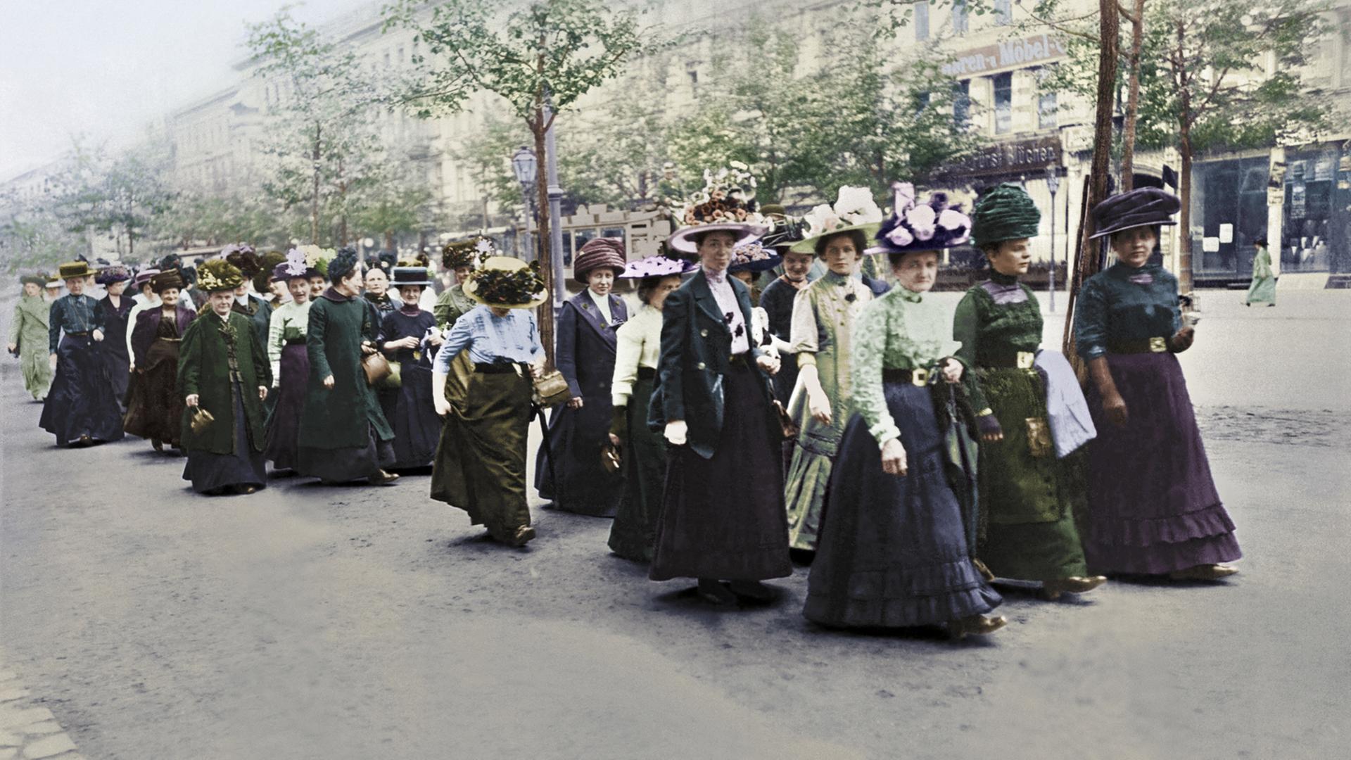 Demonstration für das Frauenwahlrecht am 12. Mai 1912 in Berlin, digital koloriertes Foto der Gebrüder Haeckel Demonstration für das Frauenwahlrecht am 12. Mai 1912 in Berlin, digital koloriertes Foto der Gebrüder Haeckel