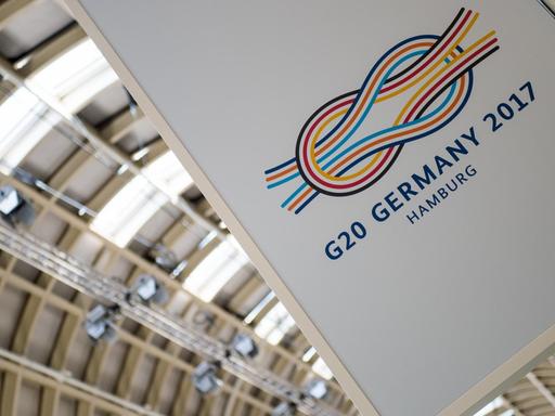 Das Logo des G20-Gipfels hängt am 22.06.2017 in Hamburg in den Messehallen. Zum zweitägigen G20-Gipfel in der Hansestadt am 7. und 8. Juli werden Staats- und Regierungschefs aus 20 Industrie- und Schwellenländern und Hunderte Journalisten aus zahlreichen Ländern weltweit erwartet.