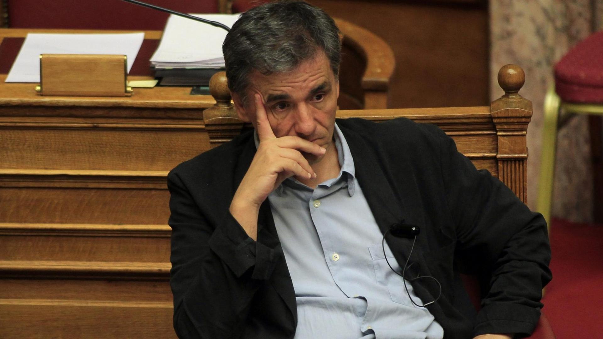 Der griechische Finanzminister Euklid Tsakalotos bei einer Sitzung im griechischen Parlament Der griechische Finanzminister Euklid Tsakalotos bei einer Sitzung im griechischen Parlament