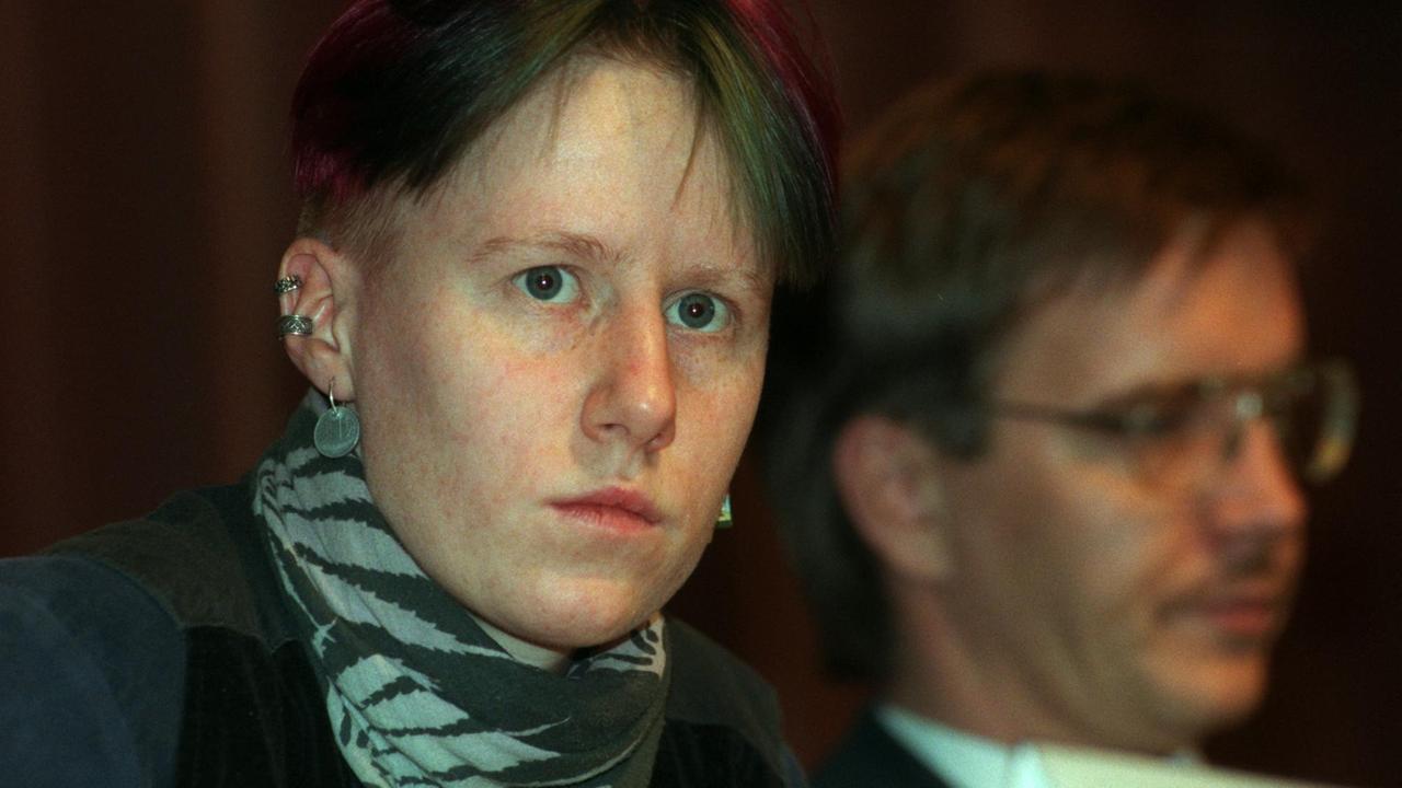 Porträt von Angela Marquardt während des 4. PDS-Bundesparteitags 1996. Porträt von Angela Marquardt während des 4. PDS-Bundesparteitags 1996.