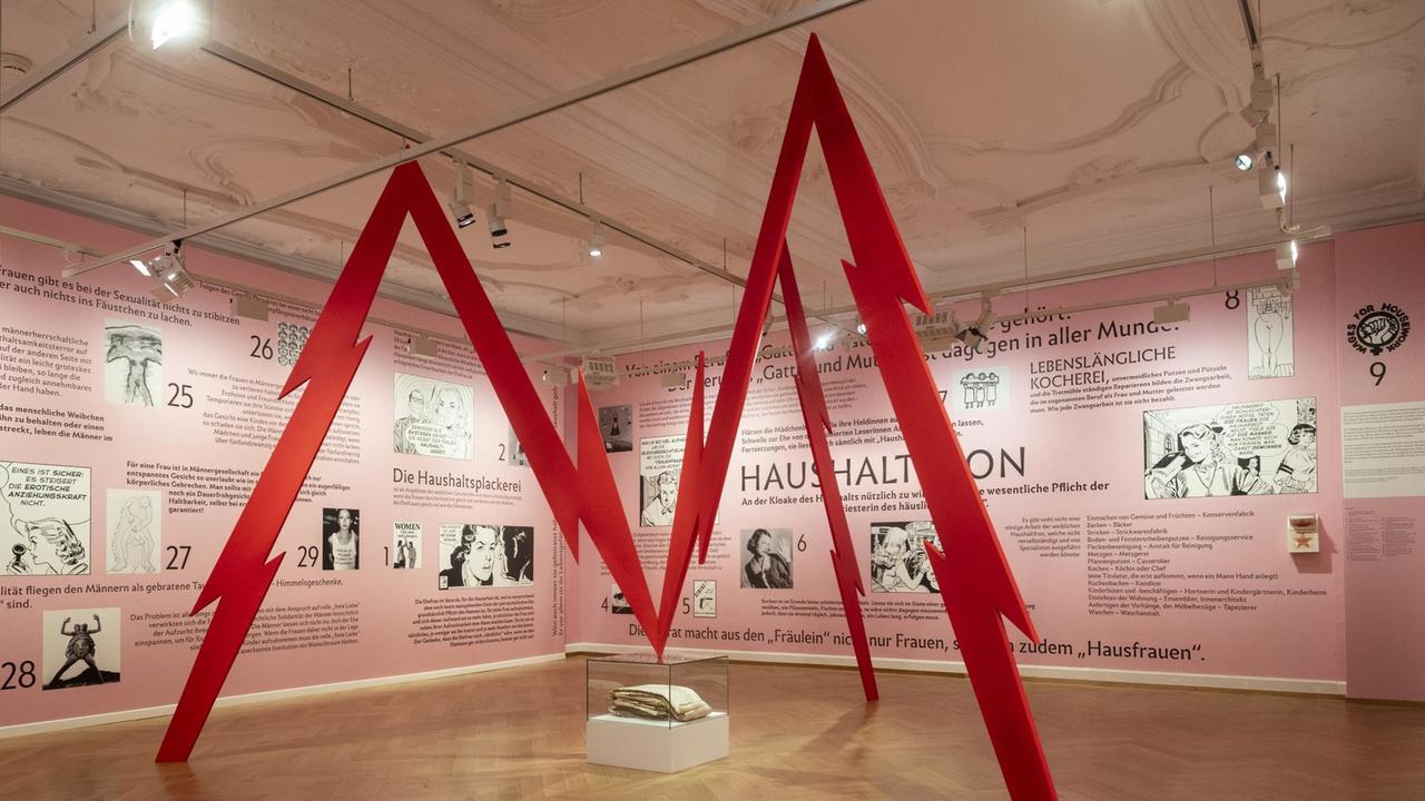 Blick in die Ausstellung "Iris von Roten - Frauen im Laufgitter" mit Auszügen aus dem Buch von 1958, Reaktionen und Inszenierungen zu neueren feministischen Stellungsnahmen im Ausstellungshaus für Literatur Strauhof. Blick in die Ausstellung "Iris von Roten - Frauen im Laufgitter" mit Auszügen aus dem Buch von 1958, Reaktionen und Inszenierungen zu neueren feministischen Stellungsnahmen im Ausstellungshaus für Literatur Strauhof.