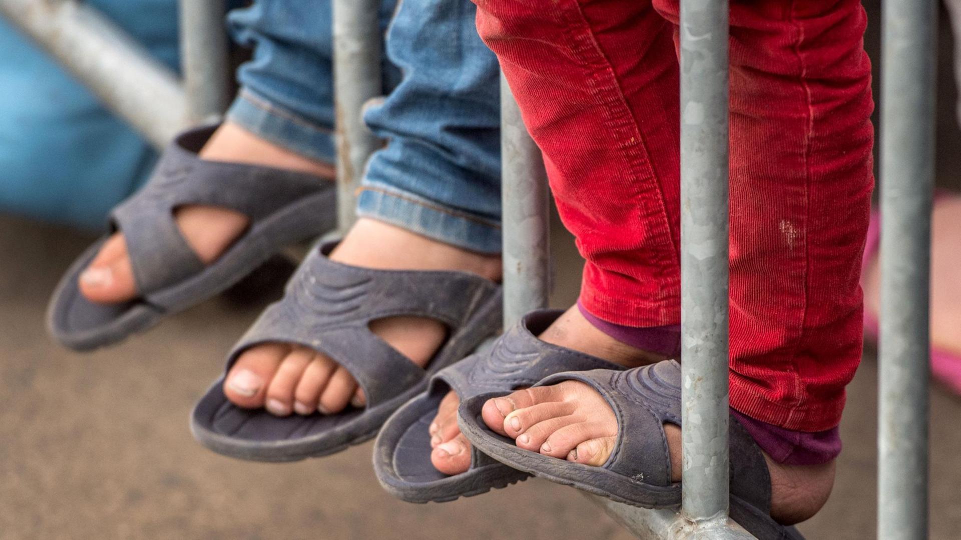 Flüchtlingskinder warten an einer Flüchtlingsunterkunft in Hessen Flüchtlingskinder warten an einer Flüchtlingsunterkunft in Hessen
