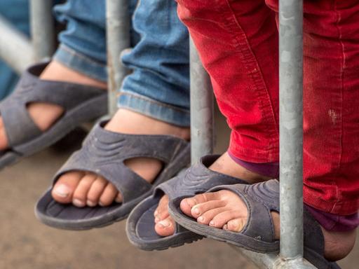 Flüchtlingskinder warten an einer Flüchtlingsunterkunft in Hessen