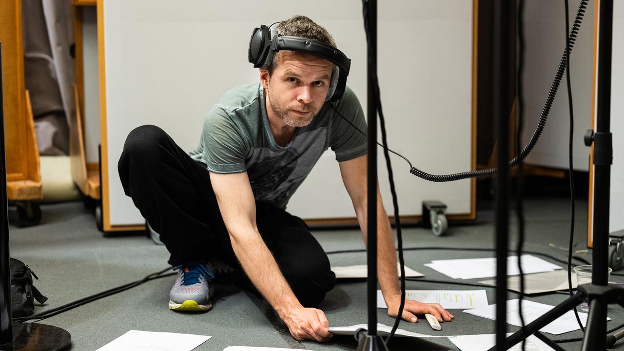 Schauspieler Kristof van Boven bei den Aufnahmen im Hörspielstudio. Schauspieler Kristof van Boven bei den Aufnahmen im Hörspielstudio.